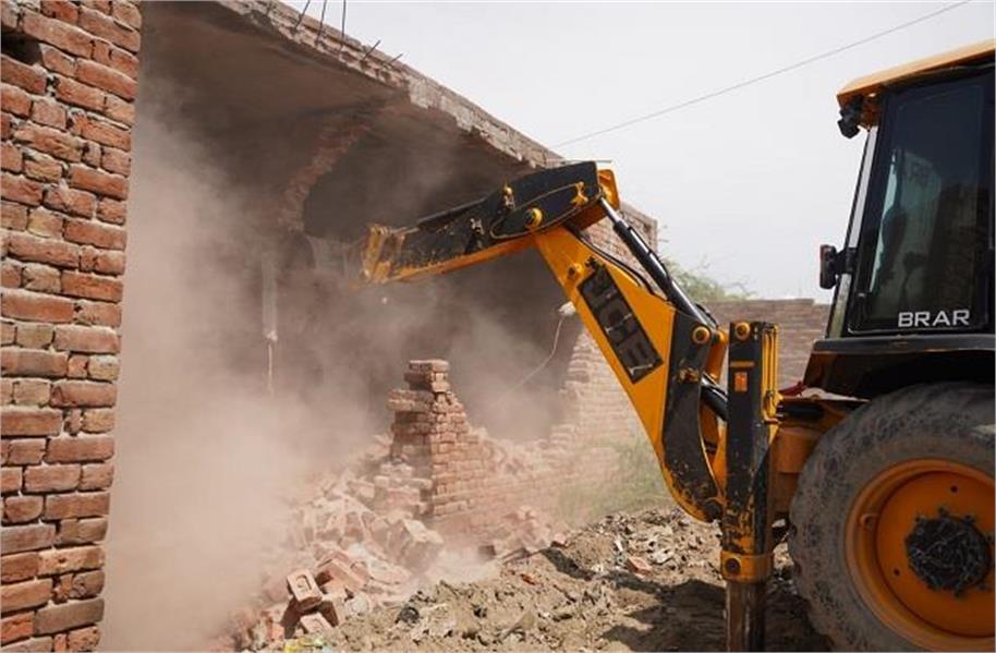 पंजाब में ‘युद्ध नशों के विरुद्ध’ मुहिम जारी, नशा तस्कर की अवैध इमारत पर चला बुलडोजर