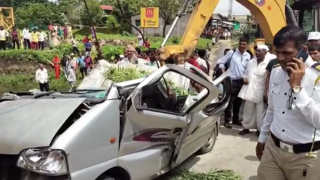 महाराष्ट्र में भीषण हादसा: सीमेंट कंटेनर पलटने से कार सवार चार श्रद्धालुओं की मौके पर मौत