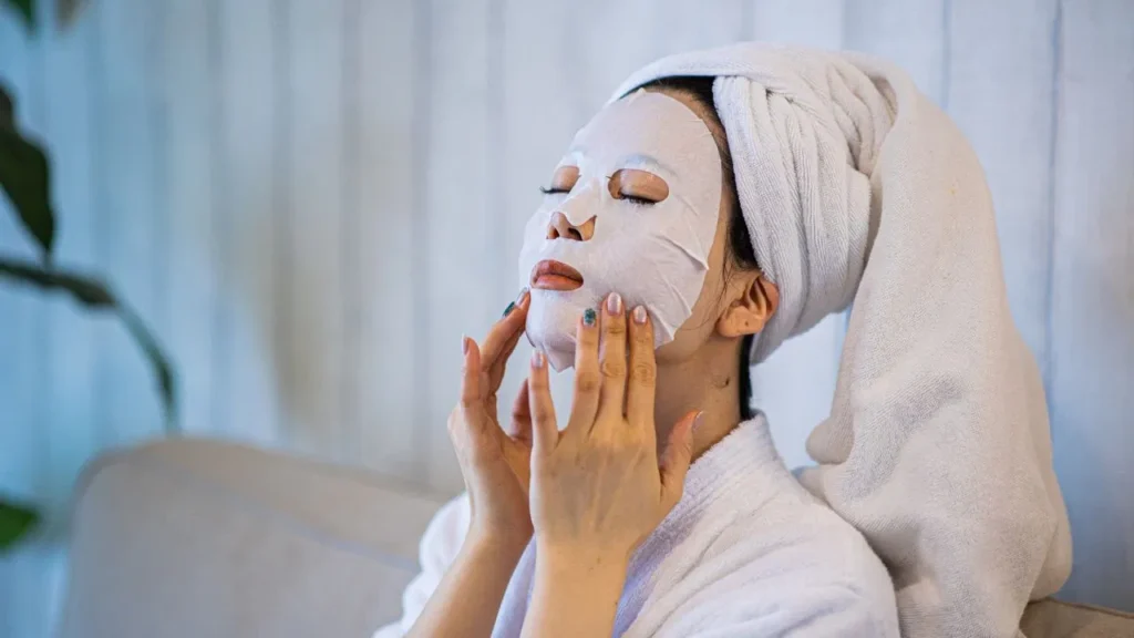 इस आसान तरीके से घर पर ही बनाएं फेस शीट मास्क, लगाते ही मिलेगा इंस्टेंट ग्लो