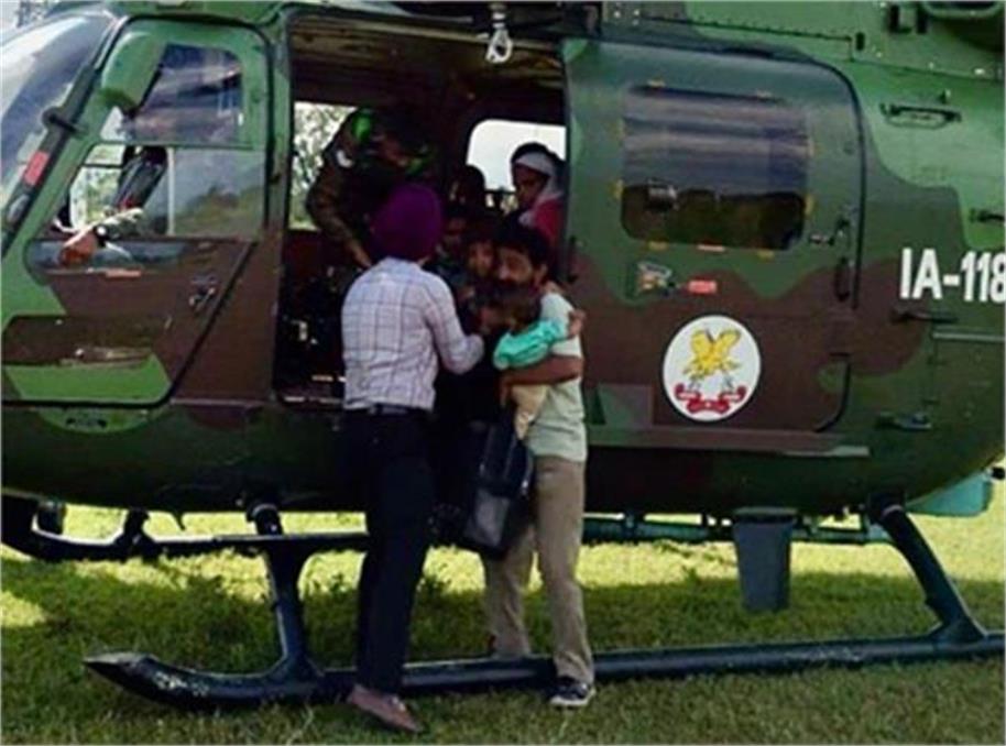 बाढ़ में फंसा परिवार जवान बेटे के संस्कार के लिए भटकता रहा, DC ने भेजा हेलीकॉप्टर