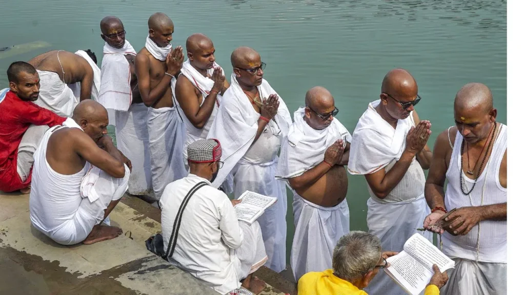 पितृ पक्ष में द्वादशी श्राद्ध कल, इस विधि से करें पिंडदान, पितृ होंगे प्रसन्न और देंगे आशीर्वाद!