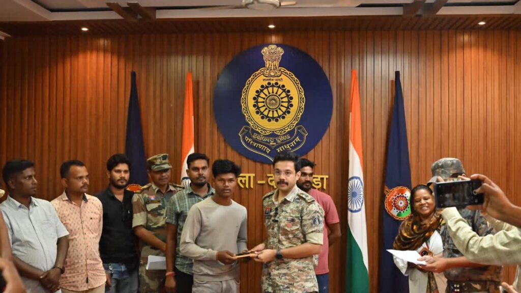 धनतेरस पर दंतेवाड़ा पुलिस का गिफ्ट, 107 लोगों को 22 लाख का मोबाइल लौटाया गया