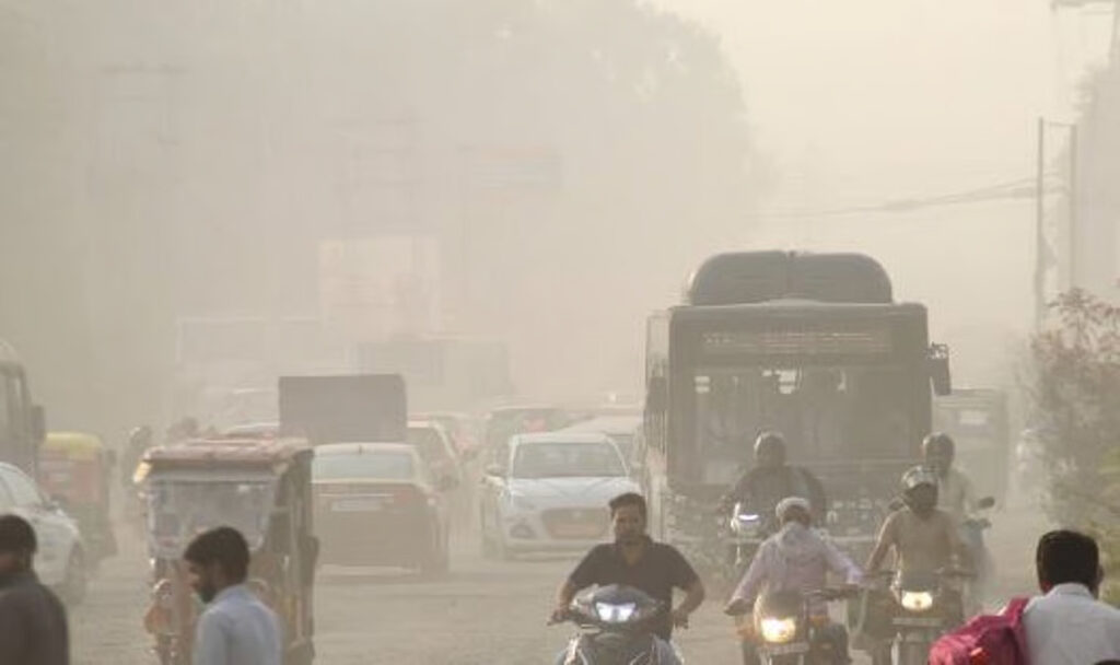 दिल्ली में ‘रेड’ और ‘ऑरेंज’ अलर्ट! 5 इलाकों में दम घोंटू हवा, AQI लगातार गिर रहा, प्रदूषण के कहर से राहत नहीं