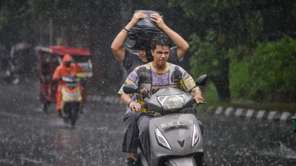 दशहरे पर बिगड़ेगा मौसम? दिल्ली में बारिश, कई राज्यों में बदलेगा मिजाज