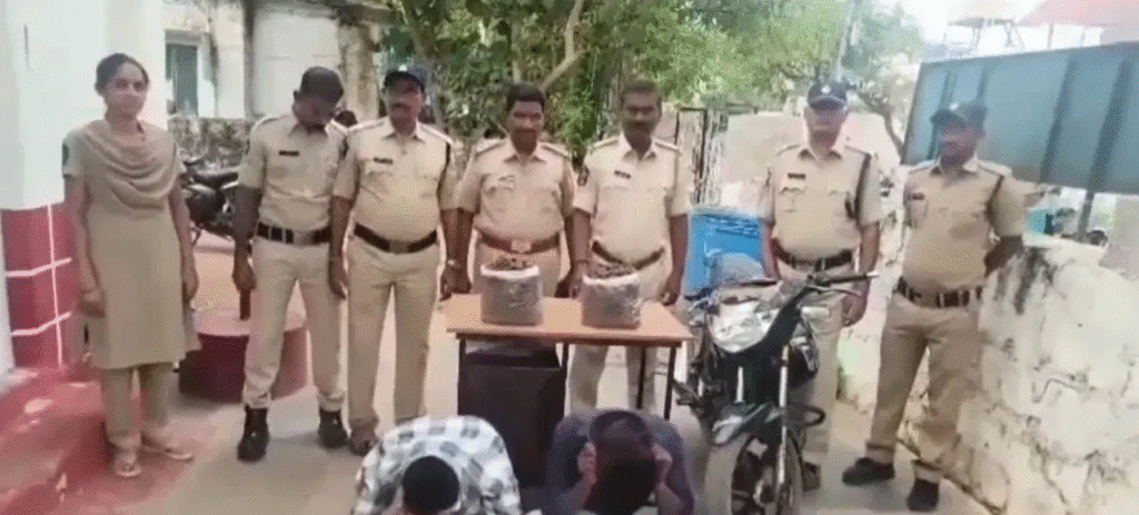 मंदिर का पुजारी बना गांजा तस्कर! चढ़ावा कम मिला तो बेचने लगा नशीला पदार्थ, पुलिस ने इस तरह बिछाया जाल और दबोचा।