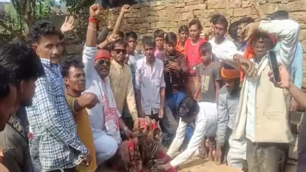 शाहगढ़ में जमीन खुदाई के दौरान निकलीं मूर्तियां, हिंदू संगठनों का दावा मस्जिद की है जमीन