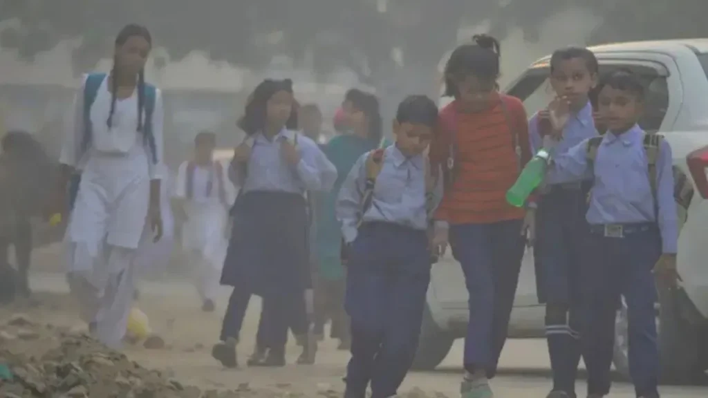 Jharkhand के सरकारी स्कूलों का बुरा हाल! अभी तक नहीं दिया बच्चों को स्वेटर, ठंड से ठिठुरते हुए जा रहे School