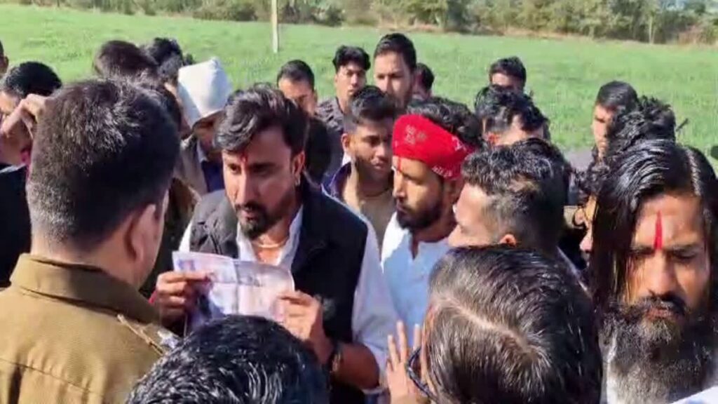 ठंड में अधूरे होमवर्क पर सीहोर के स्कूल ने बच्चों के तन से उतरवाई ड्रेस, लगा 1 लाख फाइन