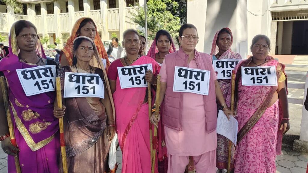 धारा 151 के पोस्टर और हाथ में लाठी, छिंदवाड़ा की महिलाओं ने बताई अजीब वजह
