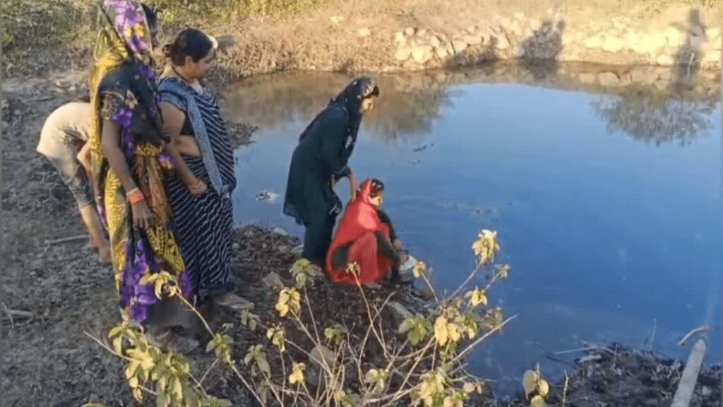 बड़वानी के गांव में जल संकट, 200 से अधिक परिवार कुएं का गंदा पानी पीने को मजबूर