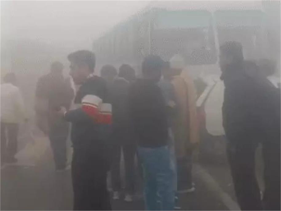 हिसार-NH पर घने कोहरे के कारण आपस में टकराए कई वाहन, बाल-बाल बची करीब 100 लोगों की जान