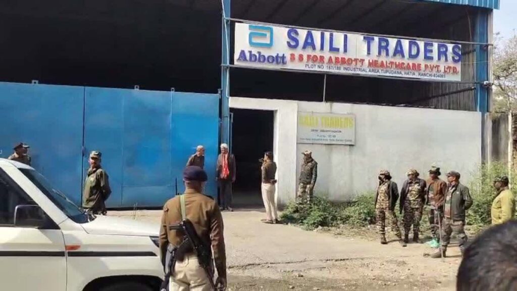 रांची के तुपुदाना में सैली ट्रेडर्स पर एसआईटी का छापा, दस्तावेज, ब्लैंक चेक और हथियार बरामद