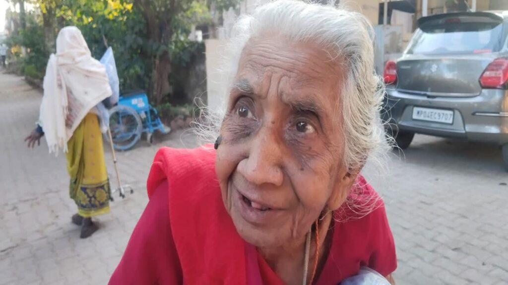 भोपाल के वृद्धाश्रम में बुजुर्गों में नए साल का उत्साह, अपनों के इंतजार में तरसी आंखें