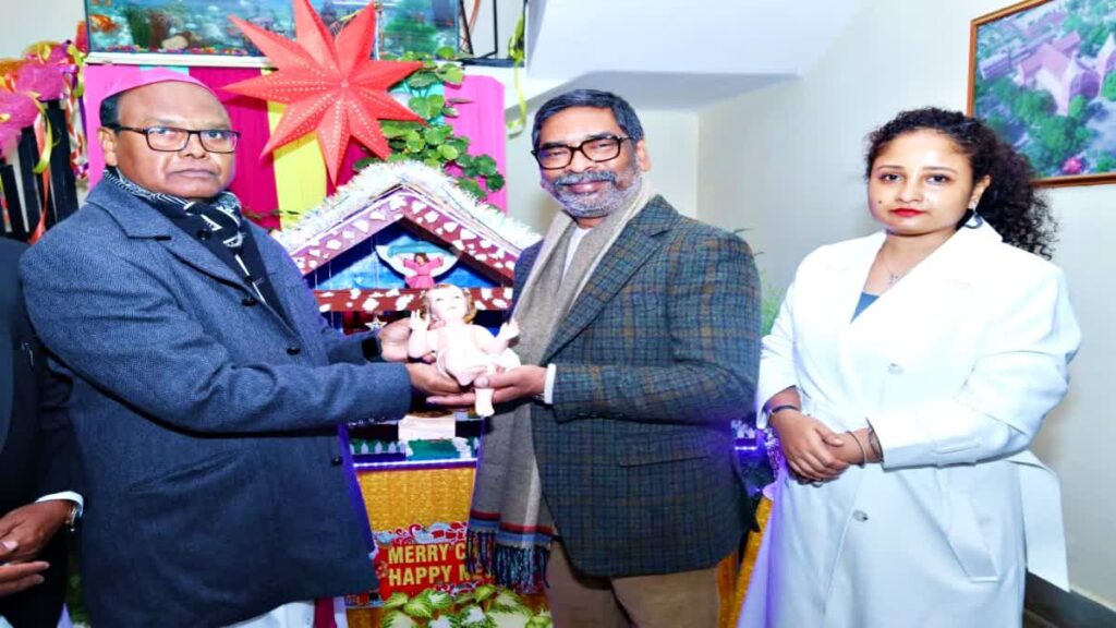 पत्नी कल्पना सोरेन के साथ सीएम हेमंत सोरेन पहुंचे आर्च बिशप हाउस, केक काटकर दी क्रिसमस की बधाई