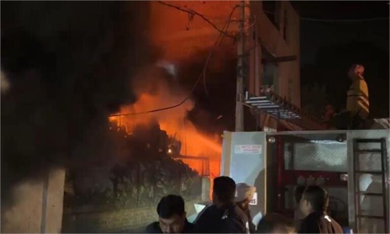 बहादुरगढ़ में एक साथ 4 फैक्ट्रियों में लगी आग:​​​​​​​ फायर ब्रिगेड की 12 गाड़ियों ने पाया काबू, लाखों का नुकसान