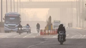 दिल्ली प्रदूषण का हाल! हवा में मामूली सुधार, लेकिन 21 इलाके रेड जोन में हैं, AQI फिर बढ़कर 300 हुआ