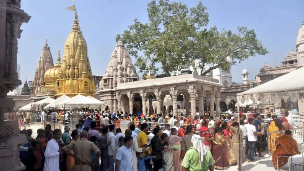 नए साल पर श्रद्धालुओं की भीड़, काशी विश्वनाथ मंदिर में स्पर्श दर्शन बंद