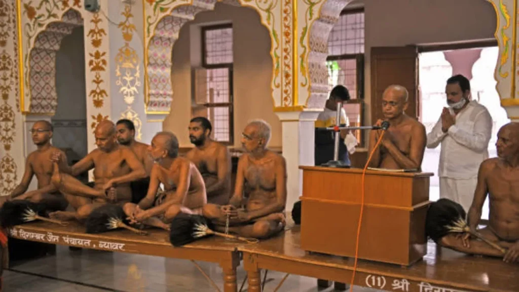 मुजफ्फरपुर में सनसनी! जैन मुनि को धमकी- ‘कपड़े पहनकर चलो, नहीं तो गोली मार देंगे’, जैन समाज में जबरदस्त आक्रोश