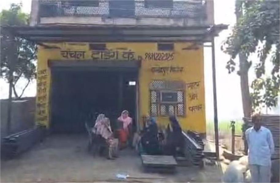 फरीदाबाद: पुरानी रंजिश में दुकानदार पर कुल्हाड़ी से जानलेवा हमला, CCTV में कैद हुए हमलावर?