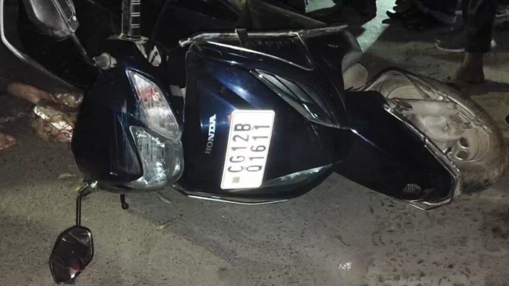 स्कूटी का बैलेंस बिगड़ने से मां बेटी सड़क पर गिरे, हाइवा ने कुचला, दोनों की मौके पर मौत