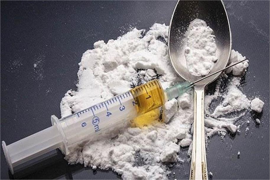 जालंधर के रिहायशी इलाके में सरेआम हेरोइन पी रहा युवक काबू, सप्लायर की तलाश जारी