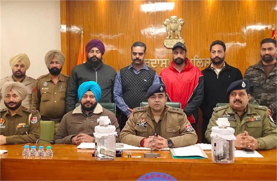 गुरदासपुर: लूट की साजिश रच रहे 2 बदमाश गिरफ्तार, 2 पिस्तौल और जिंदा कारतूस बरामद; SSP ने किया खुलासा