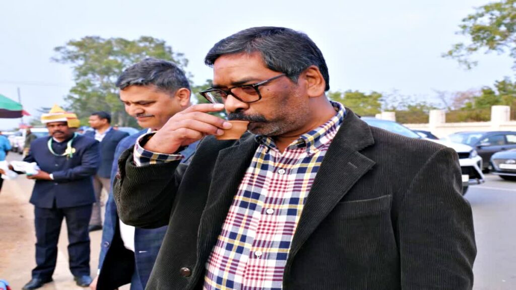 पिकनिक स्पॉट का निरीक्षण करने पहुंचे सीएम हेमंत सोरेन ने जब ली चाय की चुस्की!