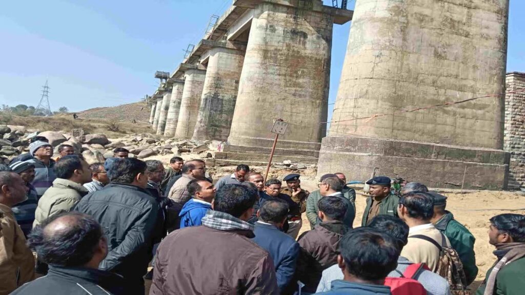 दक्षिण पूर्व रेलवे के जीएम ने किया क्षतिग्रस्त रेलवे पुल का निरीक्षण, कहा- मार्च तक रांची से लोहरदगा स्टेशन के बीच नहीं चलेगी ट्रेन