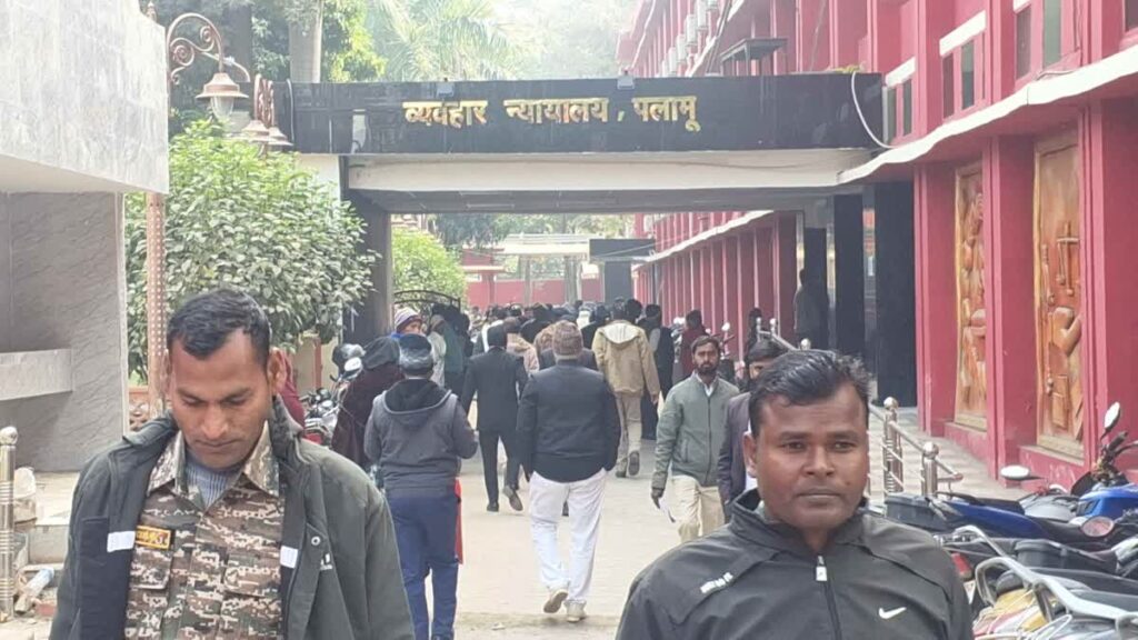 पलामू कोर्ट में शॉर्ट सर्किट से लगी आग, कर्मियों की सूझबूझ से टला बड़ा हादसा