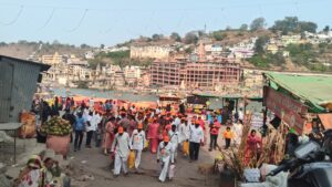 ओंकारेश्वर में अव्यवस्थाओं का अंबार: 6 घंटे की लंबी कतार, न शौचालय न पार्किंग, दर्शन के नाम पर सिर्फ वसूली!