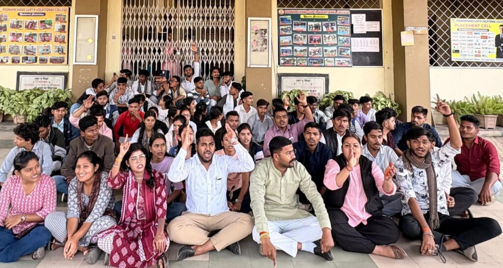 खंडवा: पूनम चंद गुप्ता कॉलेज में ABVP की तालाबंदी, फीस वृद्धि और अनियमितताओं के खिलाफ फूंका पुतला