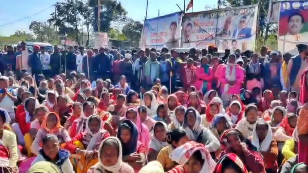 सोमा मुंडा हत्याकांड से उबल उठा खूंटी, आदिवासी समाज का बंद रहा सफल, प्रशासन को सौंपा मांग पत्र
