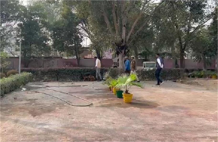 हांसी न्यूज़: भिवानी कोर्ट को बम से उड़ाने की धमकी के बाद हांसी में हाई अलर्ट, डॉग स्क्वायड ने खंगाला जिला सचिवालय