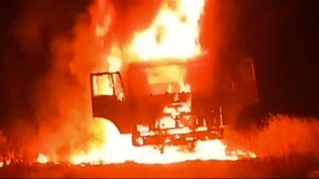 बेमेतरा में चलते ट्रक में लगी आग, बाल बाल बचे ड्राइवर और हेल्पर