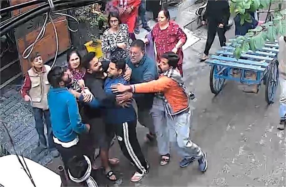 कार पार्किंग को लेकर पड़ोसियों में हिंसक झड़प, CCTV आई सामने
