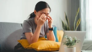 आंखों और माथे में रहता है दर्द? जानें ये किस बीमारी की वजह से है