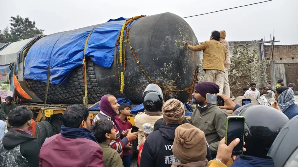 बिहार में महादेव का भव्य स्वागत: गोपालगंज पहुँचा विश्व का सबसे बड़ा शिवलिंग, दर्शन के लिए उमड़ी भारी भीड़