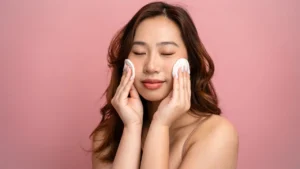 “मेकअप हटाना भी है एक कला”: 90% लड़कियां करती हैं ये गलतियां, क्या आप जानते हैं सही तरीका?