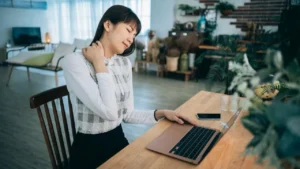 मोबाइल-लैपटॉप बन रहे हैं ‘साइलेंट किलर’! गर्दन और आंखों के दर्द से बचना है तो आज ही बदलें ये 3 आदतें