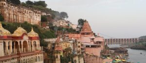 Omkareshwar News: अवैध निर्माण करने वाले दुकानदारों पर गिरी गाज, नगर परिषद ने बस स्टैंड की दुकानों को थमाया नोटिस