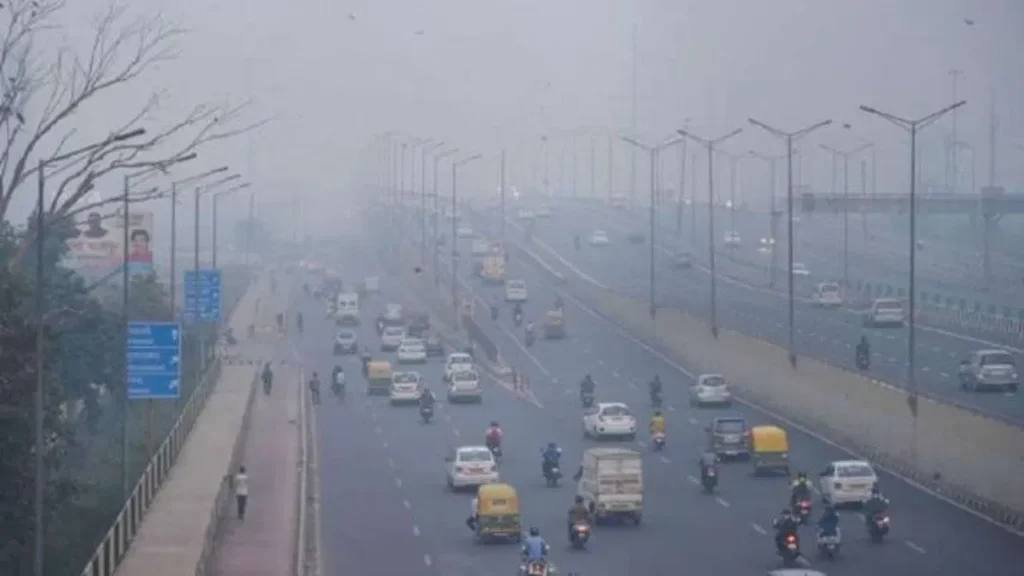खतरनाक हुई दिल्ली की आबोहवा: 22 इलाकों में AQI 400 पार, घरों में कैद होने को मजबूर लोग