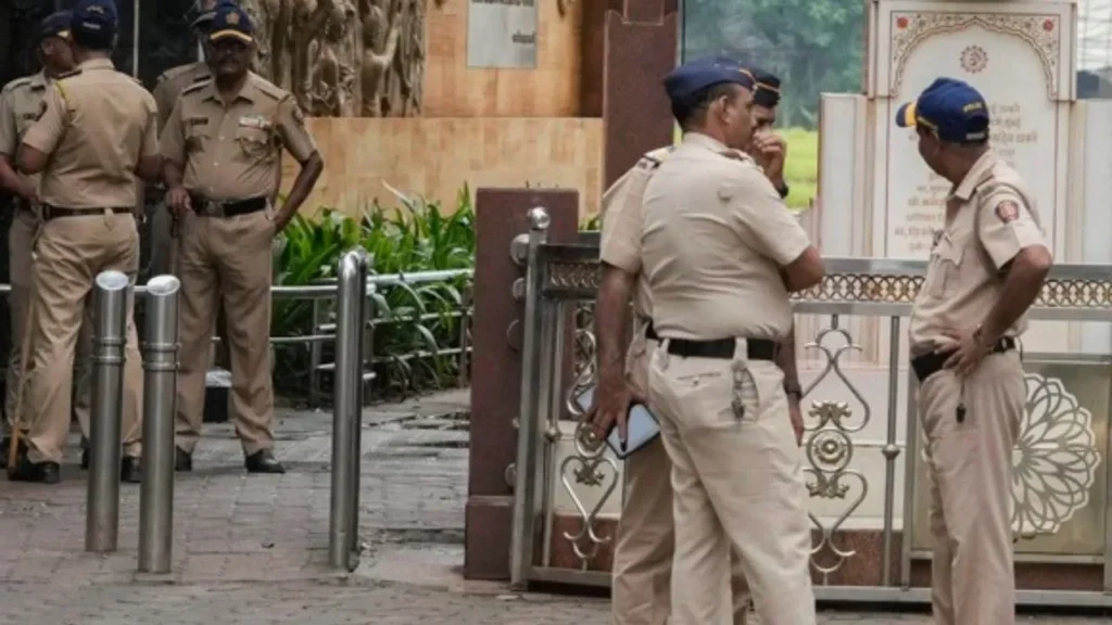 दिनदहाड़े मर्डर से दहला महाराष्ट्र: ब्लास्ट के आरोपी असलम को बदमाशों ने घेरा, सीने में उतारीं 3 गोलियां।