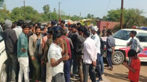 आस्था पर चोट से भड़का आक्रोश: शिव मंदिर में तोड़फोड़ के बाद ग्रामीणों का चक्काजाम, सड़कों पर लगा घंटों लंबा जाम