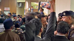 Crime News: 11वीं की छात्रा से कार में दुष्कर्म और वीडियो बनाया, कोर्ट परिसर में वकीलों ने आरोपी को जमकर कूटा