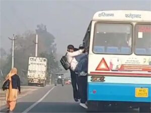 मौत का सफर! टोहाना में बस की खिड़कियों पर लटककर कॉलेज जाने को मजबूर छात्र, रोडवेज की बदहाली देख दहल जाएगा दिल