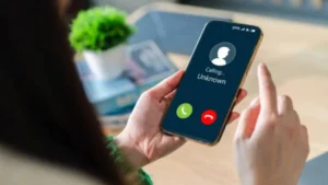 Digital Arrest Alert: डिजिटल अरेस्ट हुए सीनियर सिटीजन, 25 लाख की FD तुड़वाने पहुंचे बैंक, मैनेजर ने ऐसे बचाई जिंदगी भर की कमाई