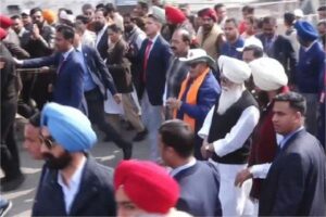 Punjab Drug War: नशे के खिलाफ ‘महाजंग’! पंजाब गवर्नर के साथ कदम से कदम मिलाकर चले डेरा ब्यास प्रमुख, शुरू की पैदल यात्रा