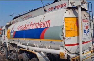 अचानक टैंकर में लगी भीषण आग, जोरदार धमाके (Blast) से दहला इलाका, एक शख्स गंभीर रूप से झुलसा