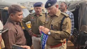 Durg Police Campaign: नशे के खिलाफ दुर्ग पुलिस की बड़ी मुहिम, 500 ऑटो रिक्शा पर लगाए ‘1933’ हेल्पलाइन के पोस्टर्स