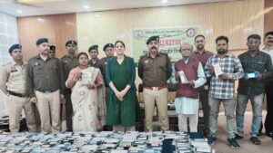 Balodabazar Police: बलौदाबाजार पुलिस का ‘समाधान अभियान’ सफल, रिकवर किए 63 लाख के मोबाइल; चेहरों पर लौटी मुस्कान